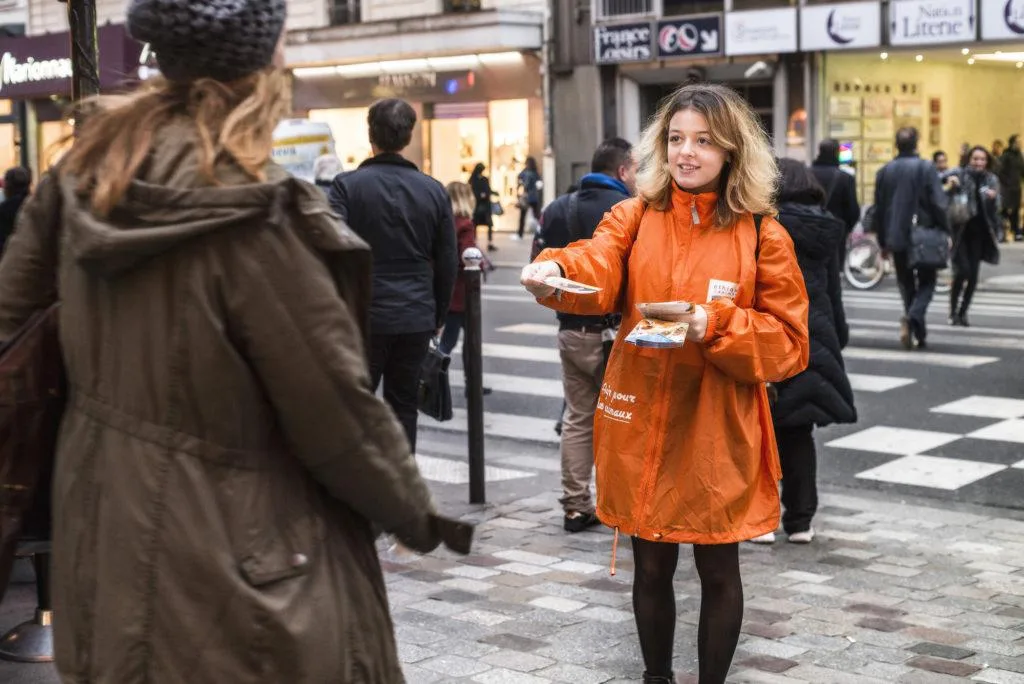 Distribution en main à main